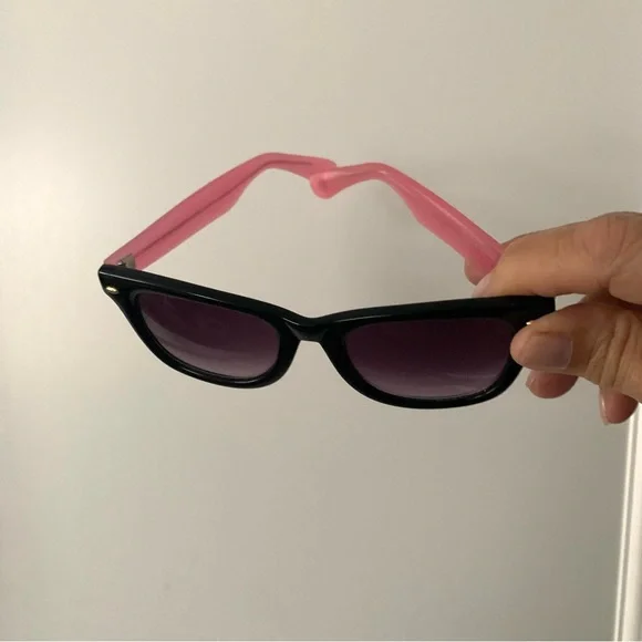 Betsey Johnson cute women’s sunglasses with pink arms - Picture 5 of 8